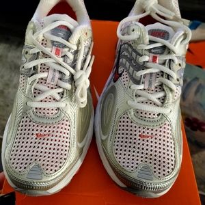 BRAND NEW IN BOX UNWORN NIKE AIR ZOOM VOMERO +2  RARE SIZE 7